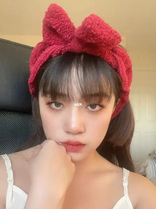 我想我也可以,于是就自己剪了个刘海,中间还老分叉,两年多中分了,这个