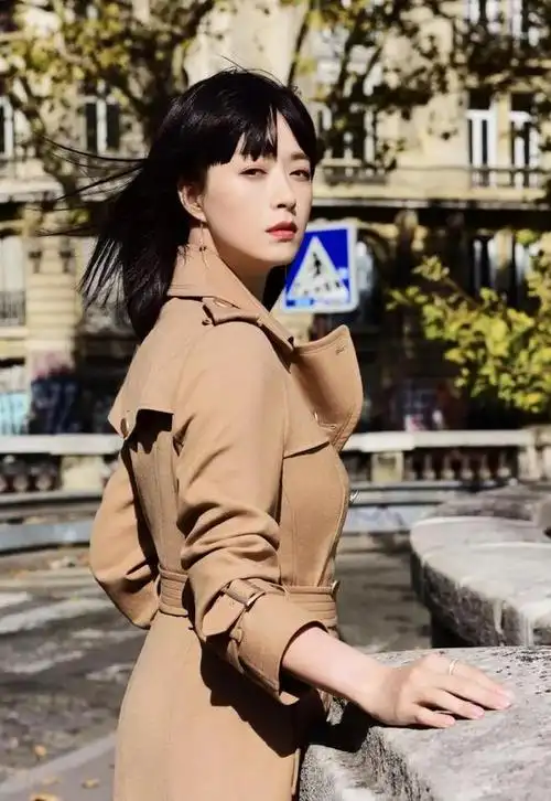 蒋欣减肥成功后又带火新穿搭卡其风衣齐刘海短发减龄洋气