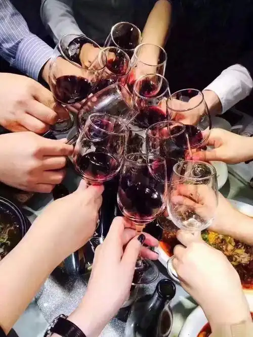 来吧,与你爱着的家人,朋友,伙伴干一杯至真至醇的葡萄酒吧!