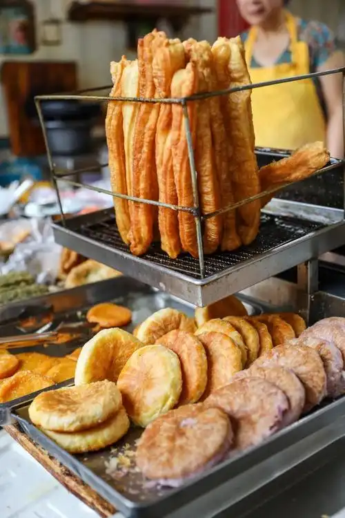 舟孟北路上有家做了30年的早点夫妻店,糖糕,苔菜粢饭糕.