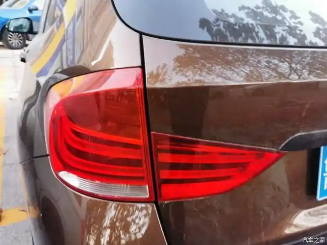 来个尾灯的特写,造型还是很简单而又迷人的, 这就是宝马的司仪,非常