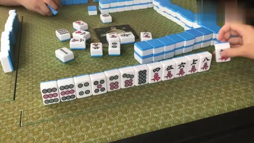 麻将:起手这样一副烂牌,看小伙如何骚操作,使它起死回生