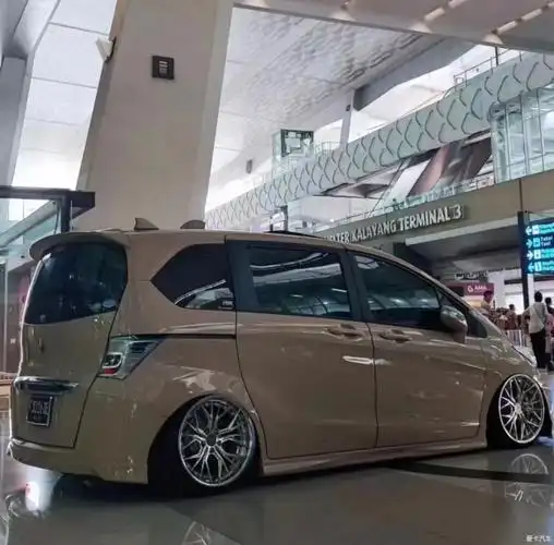 小钢炮低趴进化:本田飞度airbft气动避震改装案例