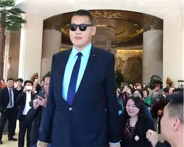 亚裔巨人张欢身高238m找155m网红女友现在怎么样了