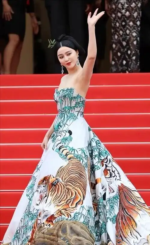 她被称"圈内第一尤物",女人味都快溢出屏幕,却取了个男人名字