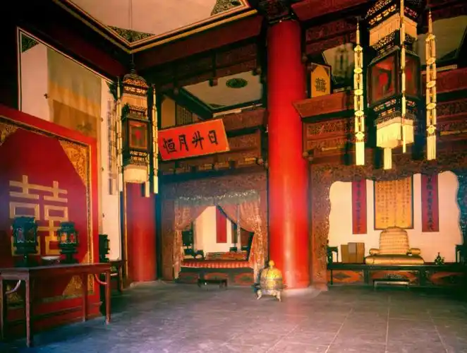 坤宁宫东暖阁.李淼 摄于1979年和玺彩画.