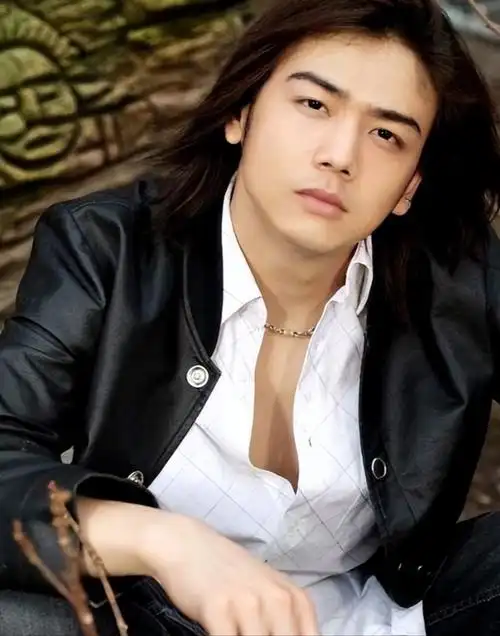 此时的她刚成立自己的经纪公司,正好在挖掘新人,而杨烁那一头长发与