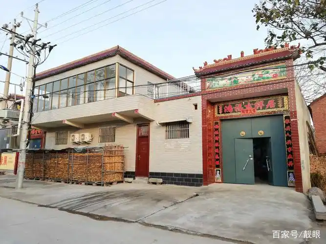 家家户户门前的一垛垛玉米棒,简直都成了冬日乡村街道上一道靓丽风景