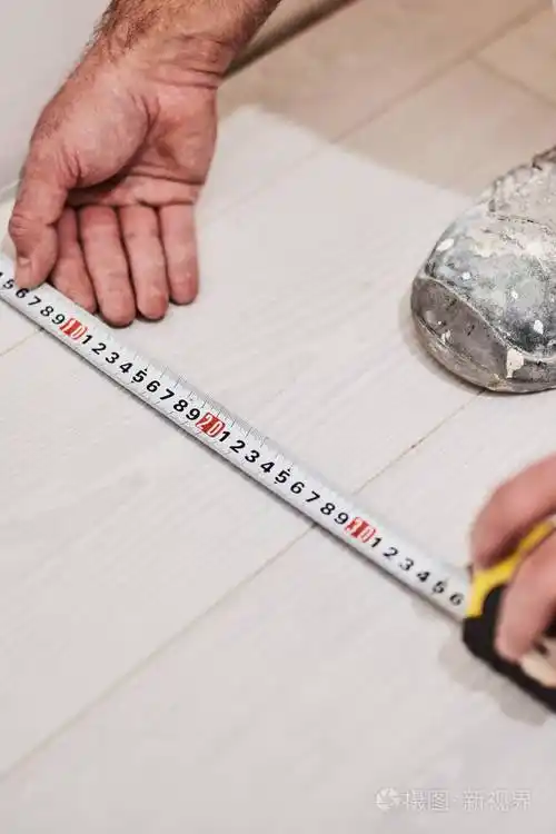 用卷尺测量房屋装修的工人