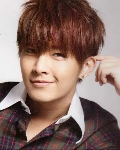 请问大家我这头型和脸型适合什么发型,我想要炎亚纶的那种