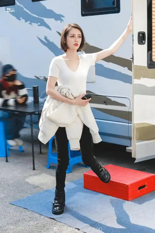 陈钰琪相亲站住别跑饭拍路透图##陈钰琪相亲站住别跑招手饭拍路透