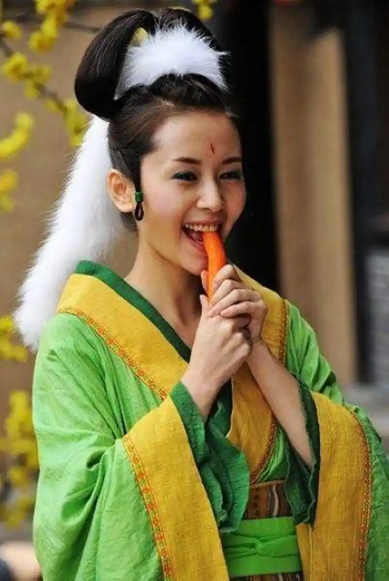 三,郑爽,郑爽在《天天有喜2》中扮演兔子精白雪,钓鱼仙岛的岛主,艾丽