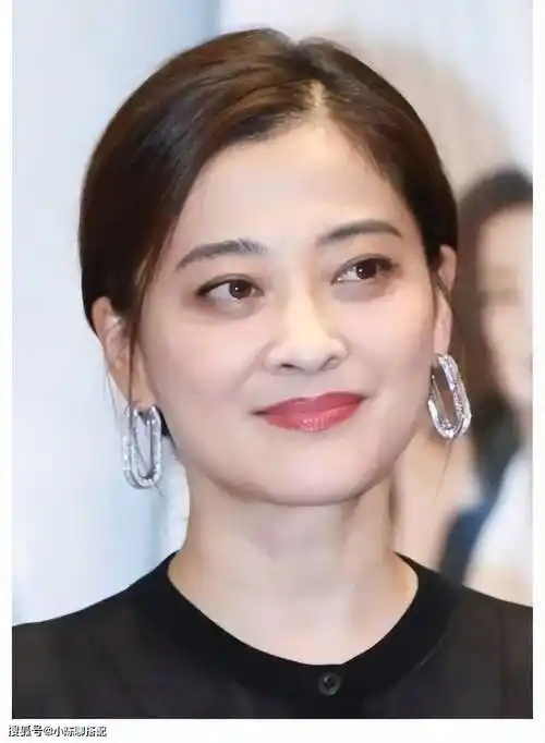 "自带苦相"的6位女星,总是苦脸的样子,很丧,太吃亏了_长相_刘雪华