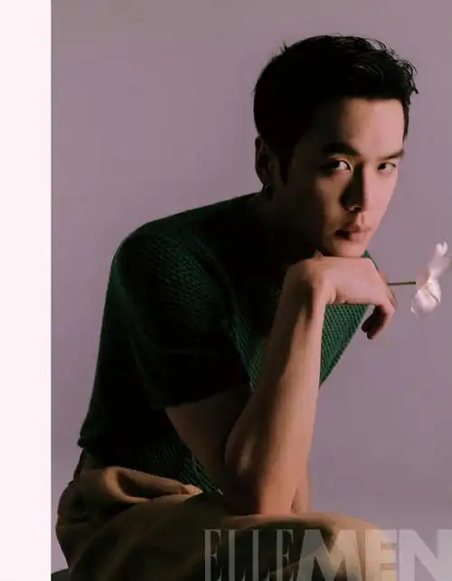 张若昀杂志新物料,这个镂空背心,手里拿着白玫瑰,我勒个豆要帅死谁!