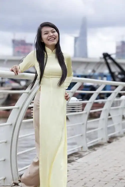 文化的国度,而在这个国度里,有一种服饰令人陶醉,那就是越南奥黛服饰