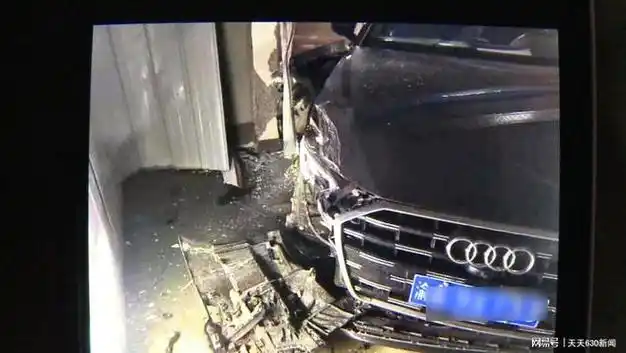 奥迪a6在地下车库突然漂移撞上立柱头受损严重右前大灯损毁10万维修费