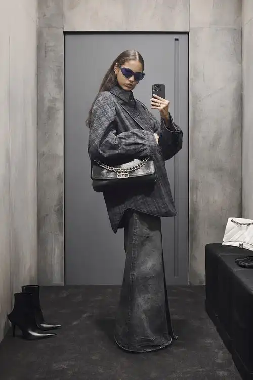 加载更多balenciaga秋季23系列以一组模特图进行发布.