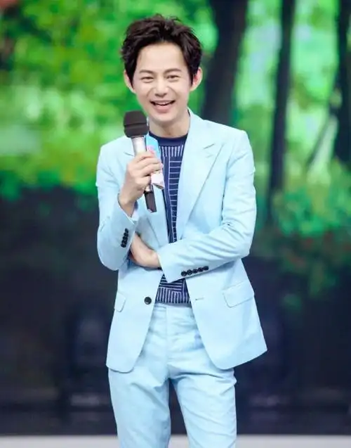 世纪塌房何炅被曝深夜与神秘男子亲密牵手旁若无人甜蜜秀恩爱