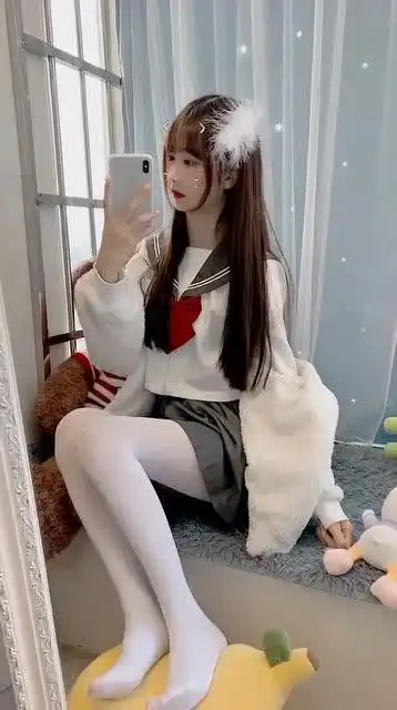萝莉小姐姐喜欢搭配乳白色丝袜甜美又性感