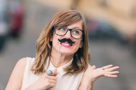 假装是一个有胡子的男人的笑脸女孩照片