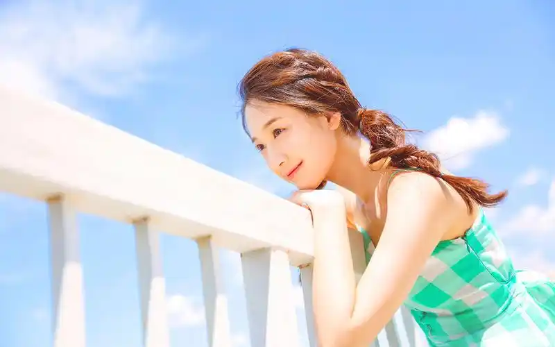 小清新美女夏日甜美治愈写真图片桌面壁纸