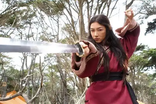 刘承羽 | 在某扑街电影的片场,找到了一只小花木兰