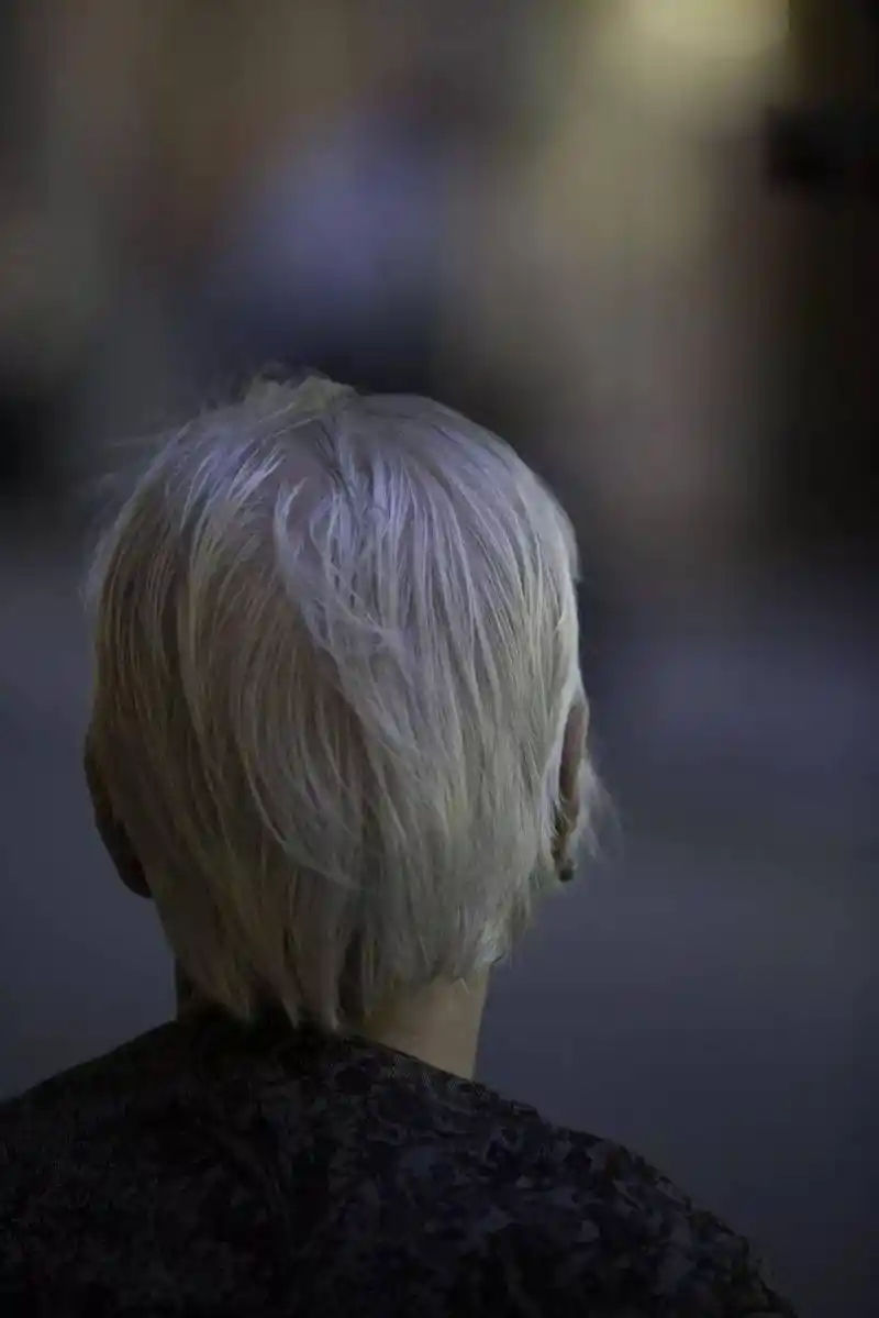 对镜看白发,有时也会认真起来:这白发中的第一根是何时出现的?为