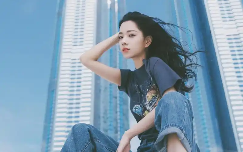 电脑壁纸 明星 大陆明星 刺猬女孩庄达菲帅气街拍写真