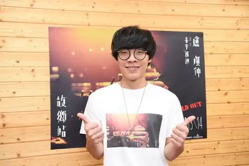 卢广仲幼齿样曝光萌翻 回家拜月老求桃花开