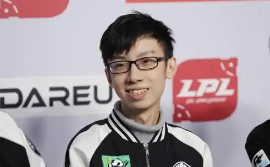 ig宝蓝捐树被称为电竞翠神 台湾大批lol玩家被他圈粉