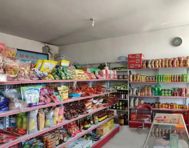 爱心超市里 琳琅满目的商品摆满货架 平价或者低于市场价格 满足了