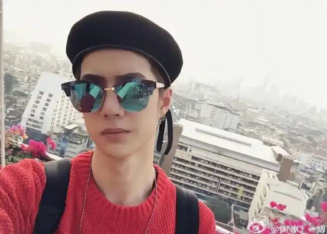 来看点博博的自拍吧@uniq-王一博    #王一博的考古日常