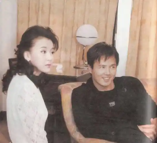 萧蔷与林瑞阳在拍摄《一帘幽梦》时,也被传出绯闻,两人因戏生情.