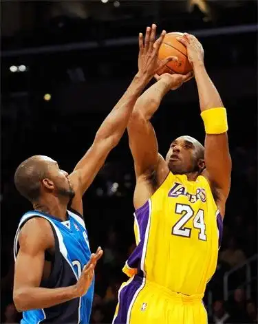 图文常规赛小牛vs湖人科比经典后仰跳投