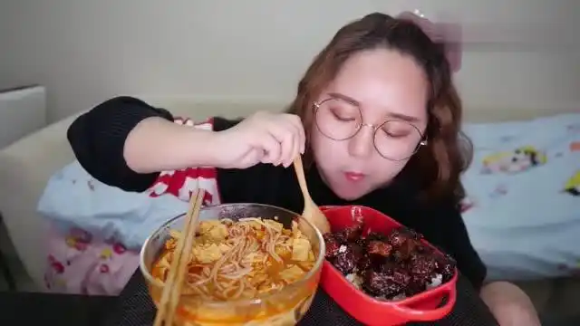 漂亮的小美妞大口吃红烧肉,长得像油画中的美女,很有复古美