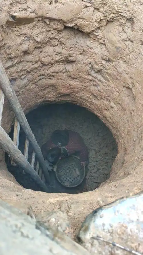 在地窖里取红薯的父亲,我看见了他头上的一片霜雪