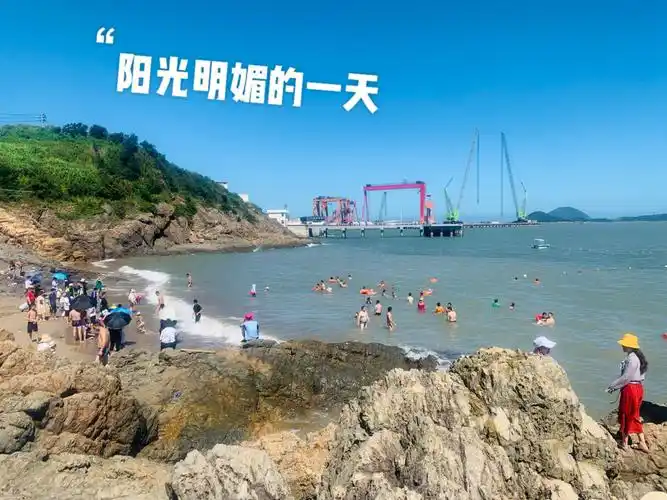 这一天不死心的我又往前开了,到达了温岭龙门沙滩,一眼望去沙滩上的人