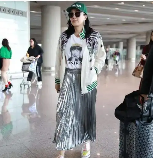 53岁钟丽缇:从「膀大腰圆」到身材火辣,她的自信治好了我的身材焦虑