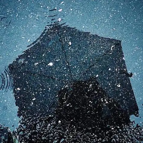 下雨天雨伞倒影头像