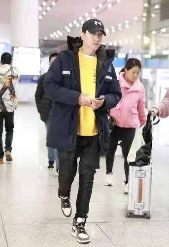 身高188的张亮时髦造型,黄黑撞色搭配,满满的潮流范