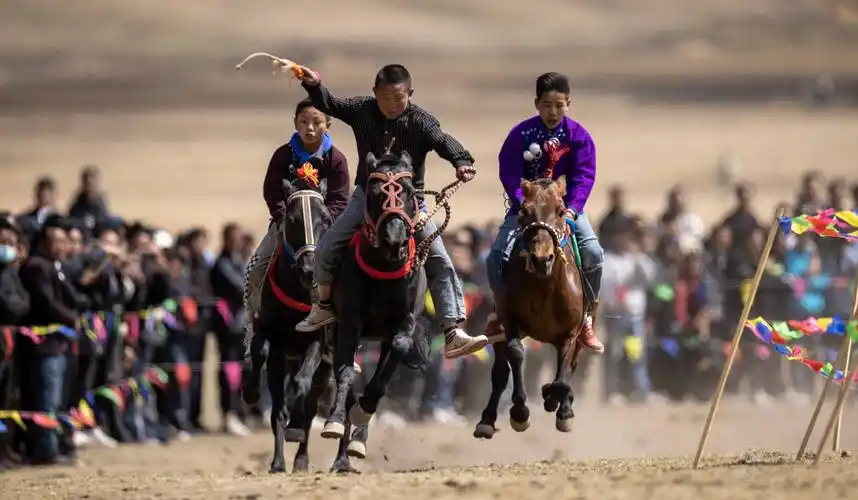 四川凉山传统彝族赛马比赛举行