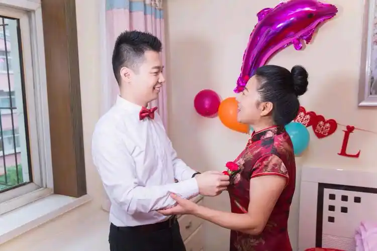 2018年8月18日,儿子结婚庆典,宝贝给妈妈佩戴胸花