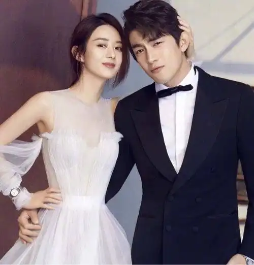 人们欢呼雀跃,试图让两位演员的戏剧情感延伸至舞台之外.