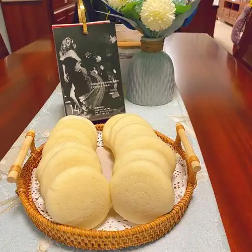 周末开启厨娘模式,这个小蒸饼是受大姐的启发,昨晚做好的,早起油锅煎