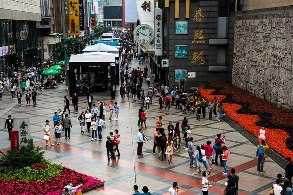 成都春熙路:被誉为中西部第一商业街,不仅是全国美女指数最高的地方,