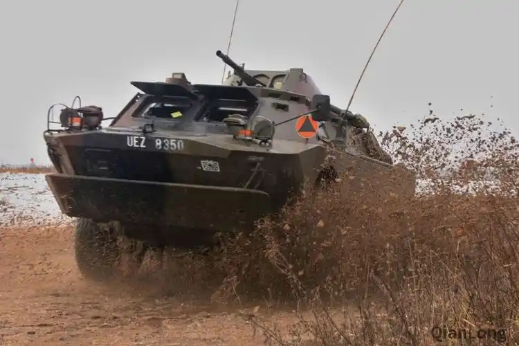 机动中的brdm-2装甲车.