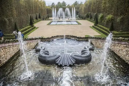 攘攘的人群中几乎是被挤出凡尔赛宫的,接下来可以逛一下这里的花园