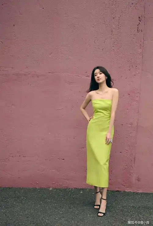 在搭配时结合高跟鞋会比平底鞋更增高显瘦,而张小斐身材本来就苗条