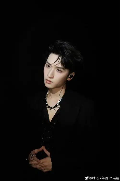 严浩翔bking的底线,黑色深v内搭,一整个被帅到,爱了爱了