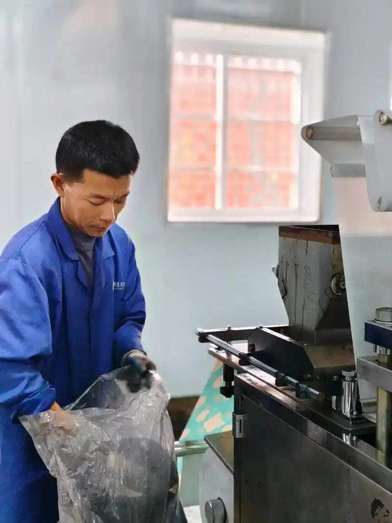 平凡的岗位,不平凡的人!记录工人忙碌的身影#工厂实拍视频 # - 抖音